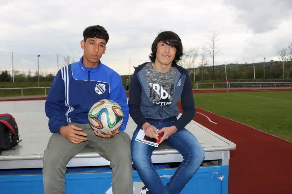 Mokthar Haidari (links) spielt beim beim VfB Sangerhausen und Khairullah Purdli absolvierte ein Praktikum bei der Zeitung.