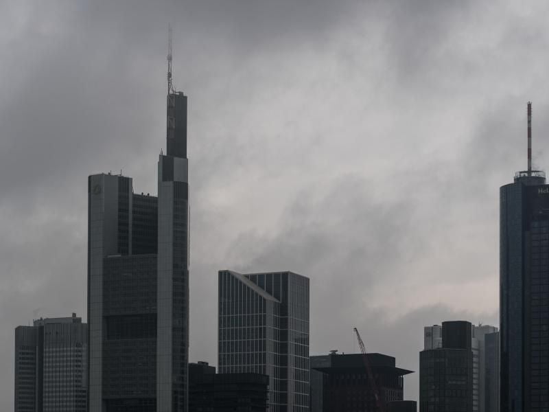 Ein bewölkter Himmel ist über der Skyline von Frankfurt am Main zu sehen. Foto: Andreas Arnold/Archiv