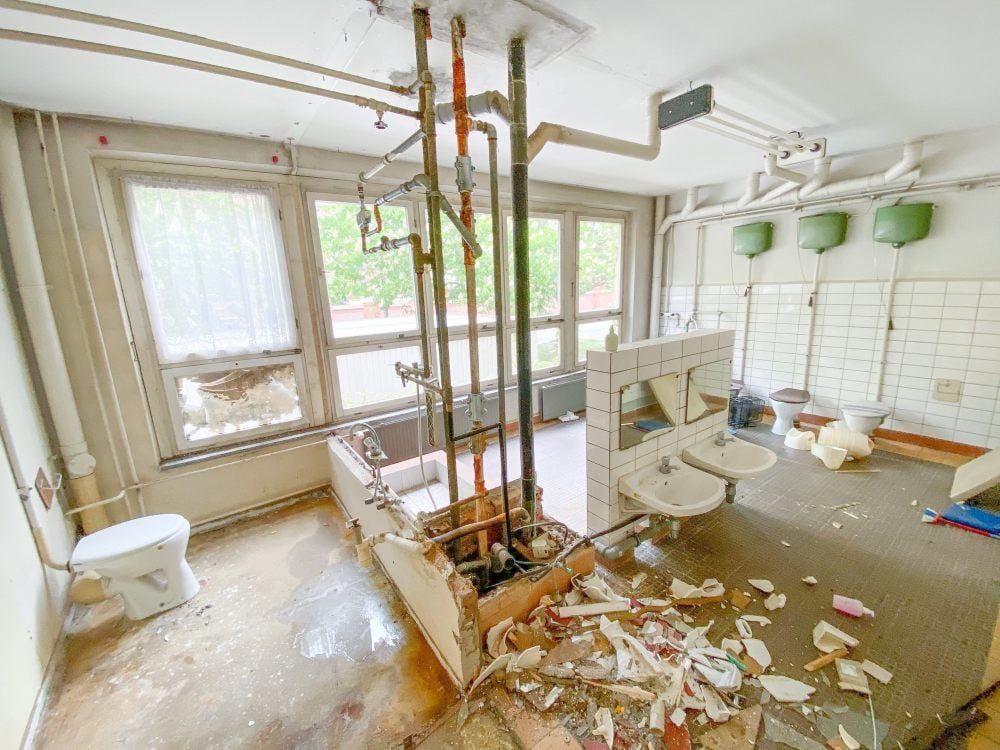 Aus den Sanitärbereichen der Kita „Sonnenköppchen“ werden Toilettenanlagen, Waschbecken, Leitungen ausgebaut.