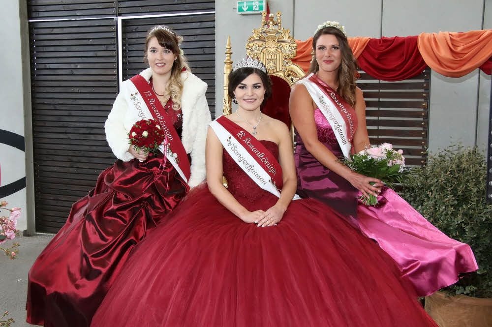 Drei Majestäten auf einem Bild: die scheidende Rosenkönigin Julia I., ihre Nachfolgerin Tina I. und die neue Rosenprinzessin Angie I. (von links nach rechts)