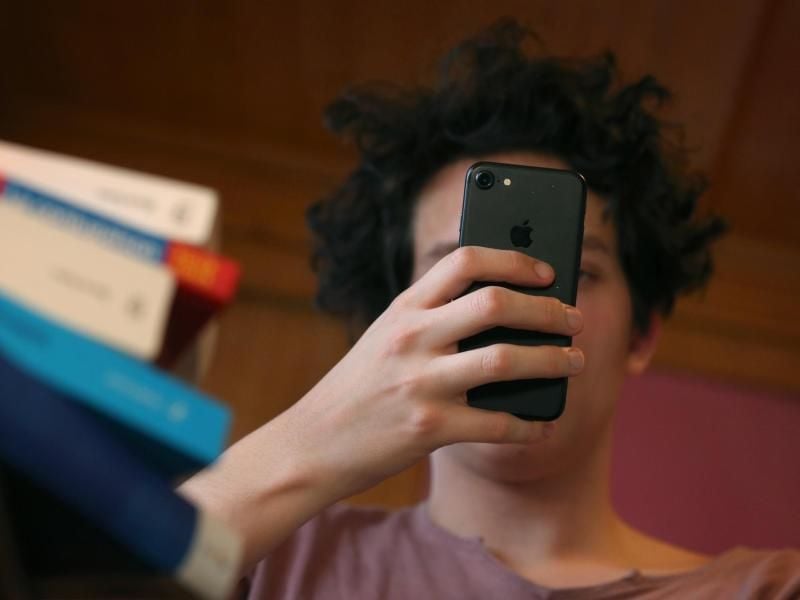 Benachrichtigungen auf dem Smartphone lassen sich in den Einstellungen ausblenden. So bleibt der Sperrbildschirm übersichtlich und zeigt nur das Wesentlich an. Foto: Karl-Josef Hildenbrand