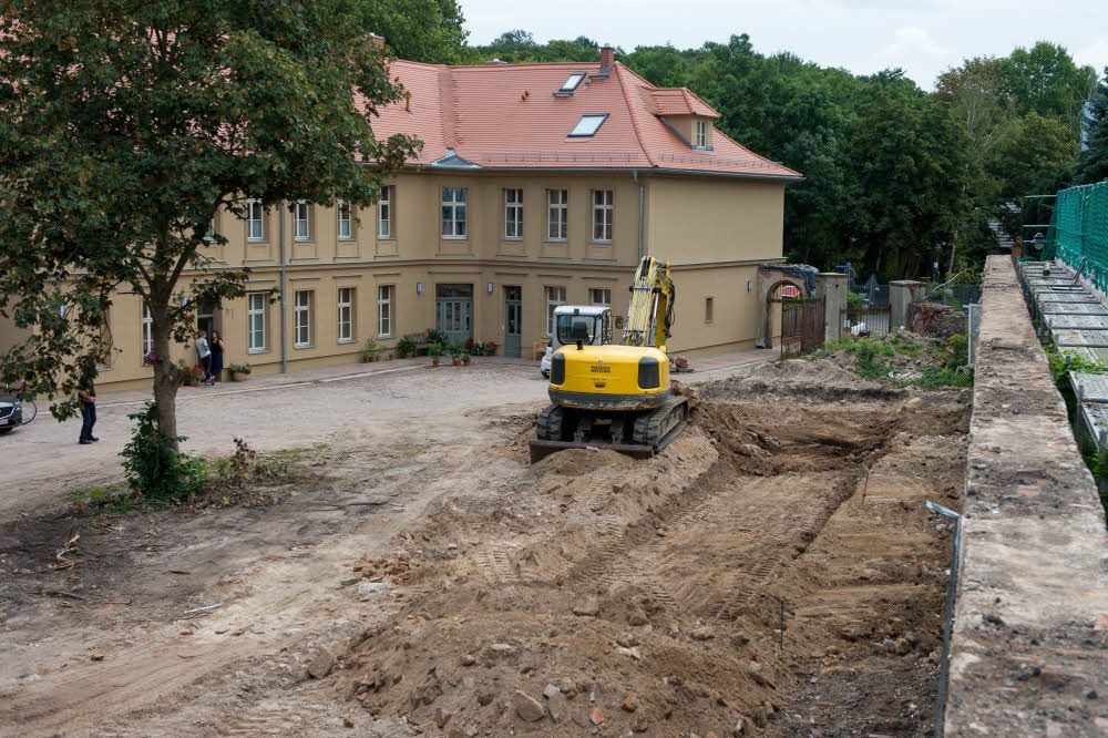 Die Villa ist bereits seit Längerem saniert, vom alten Stall ist nur die Straßenfassade übriggeblieben (am rechten Bildrand). Der Neubau wird die Maße des Stalls wieder aufnehmen