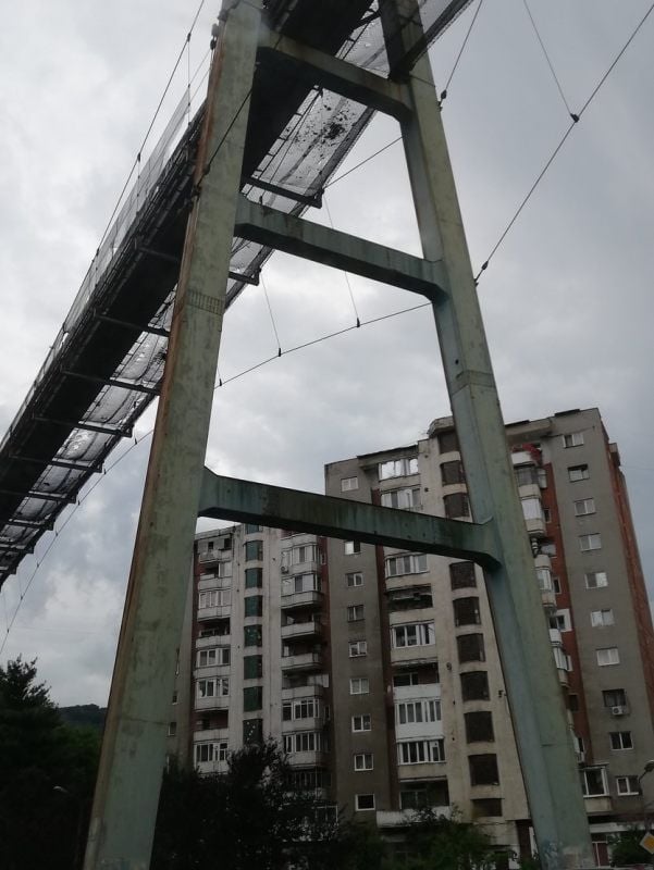 Industriebauten und Wohnblocks bestimmen das Ausstehen von Reșiţa.
