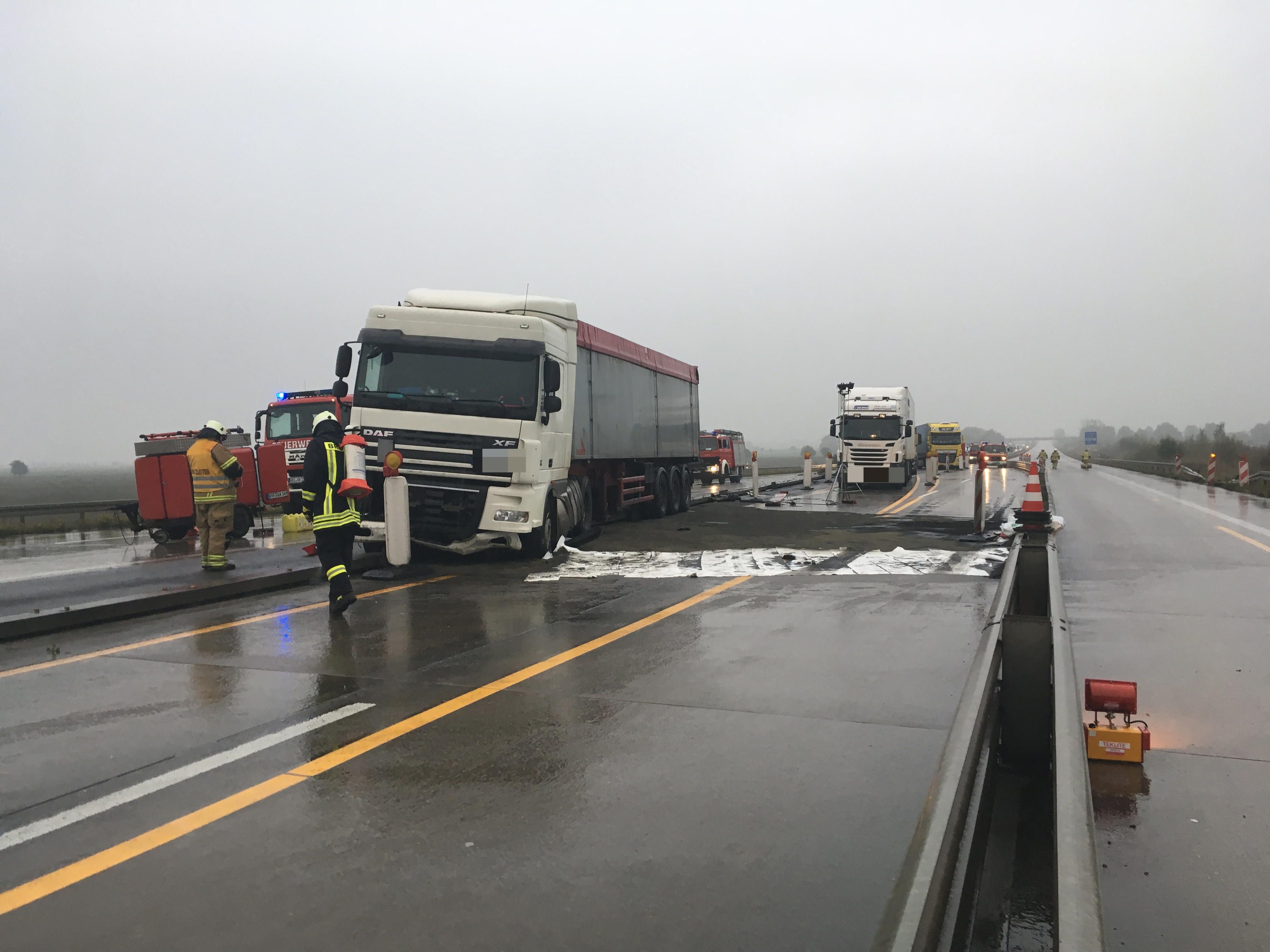 An der Unfallstelle auf der A9 bei Bitterfeld.
