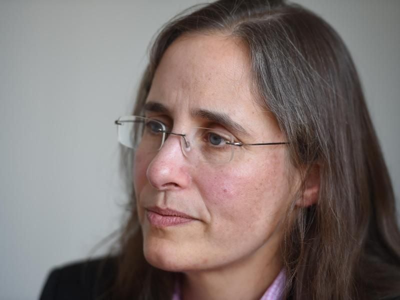 Marit Hansen, die neue Datenschutzbeauftragte des Landes Schleswig-Holstein, sitzt in ihrem Büro in Kiel. Foto: picture alliance / Carsten Rehder/dpa/Archivbild