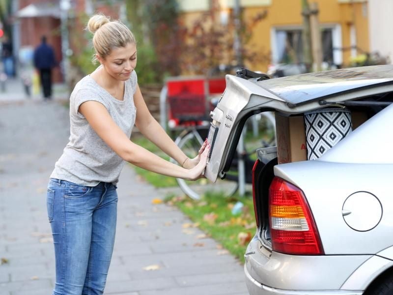 Passt nicht. Für einen Umzug bietet das eigene Auto allein meist nicht genug Stauraum. Foto: Bodo Marks