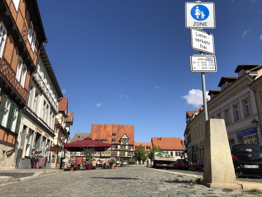 Die Lieferzufahrt zur Fußgängerzone am Mathildenbrunnen soll durch einen versenkbaren Poller abgesperrt werden.
