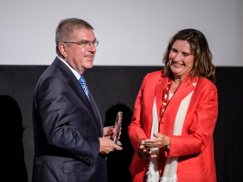 Thomas Bach erhält bei der Verleihung des Kommunikationspreises „Signs Award” von Verlegerin Christiane Goetz-Weimer die Trophäe überreicht. Foto: Matthias Balk