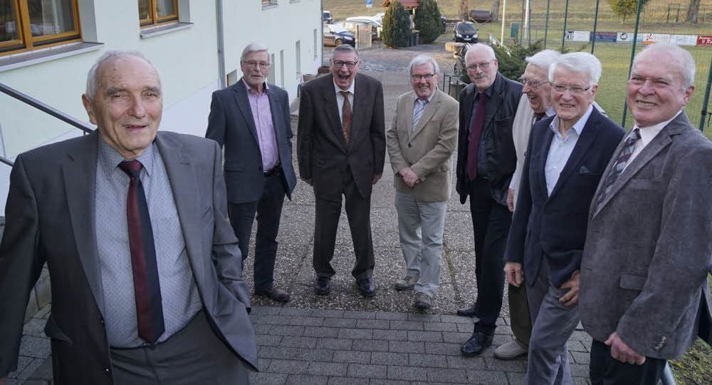 Der Sangerhäuser Fritz Bürger (rechts) hatte die Idee mit der Wandergruppe
