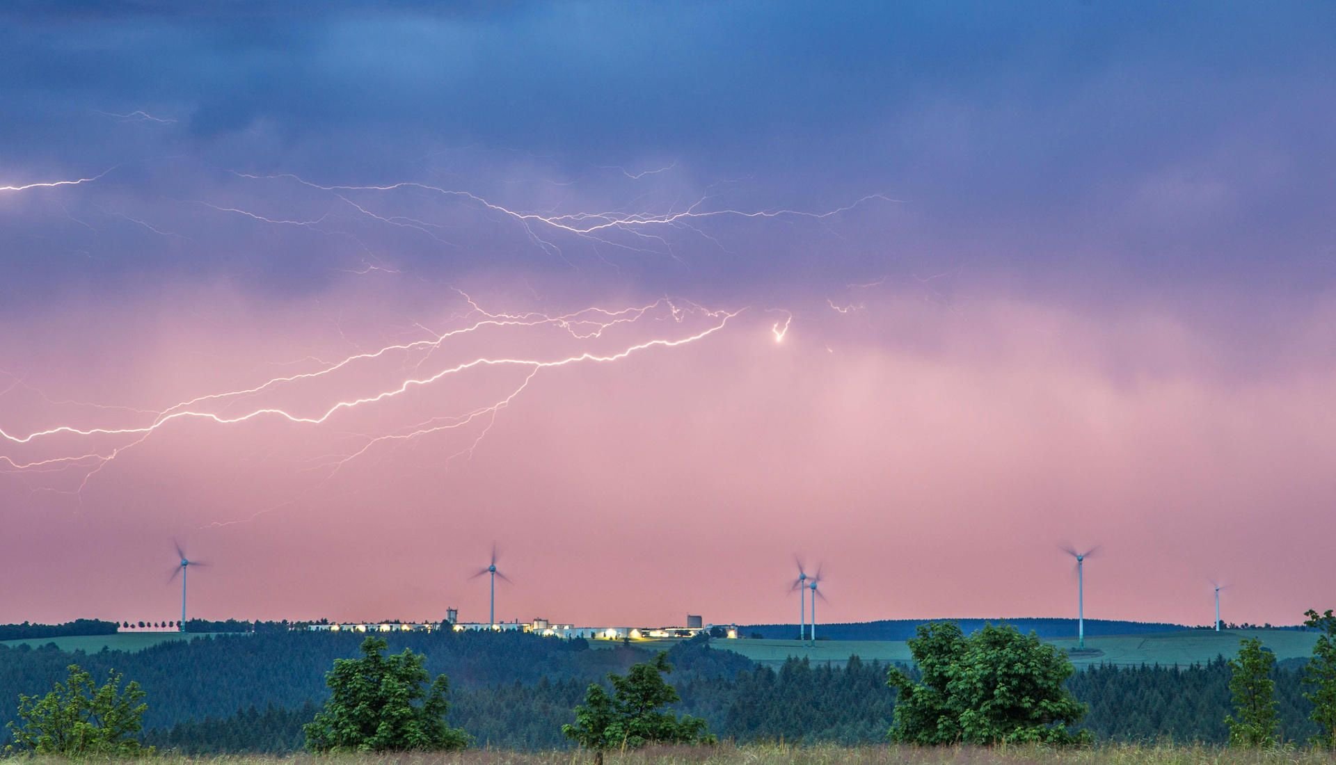 Blitze zucken über Annaberg-Buchholz im Erzgebirge. Schwere Unwetter haben am Donnerstag zogen mit orkanartigen Sturmböen, Gewittern und Hagel über das Land.