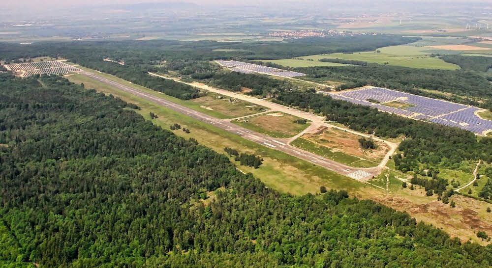 Das Flugplatzgelände ist Veranstaltungsort - unter Auflagen.