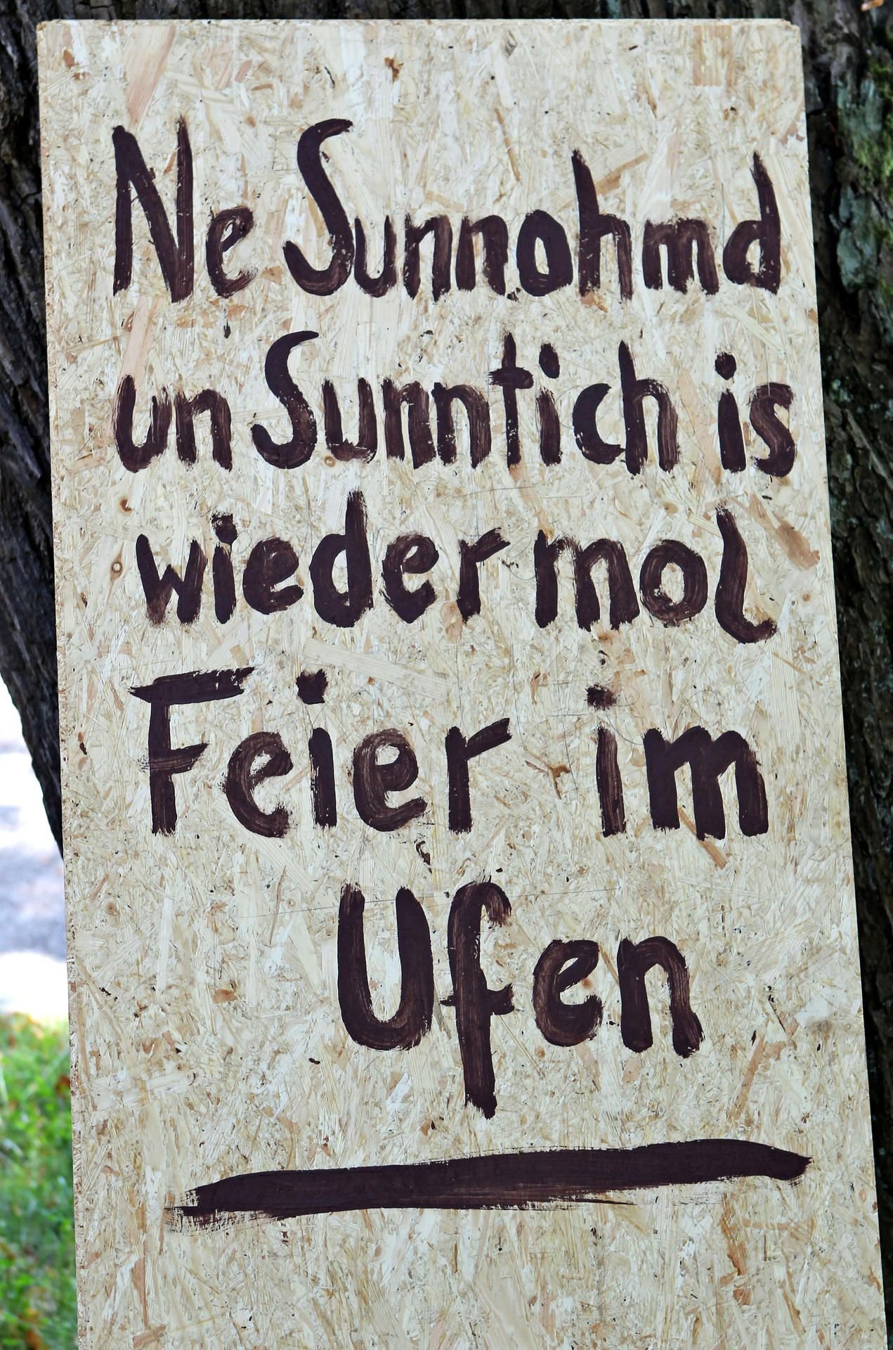 Ein Schild an einer Schmiede in Frohnau (Annaberg-Buchholz) weist darauf hin, dass am Wochenende wieder Feuer im Ofen sei