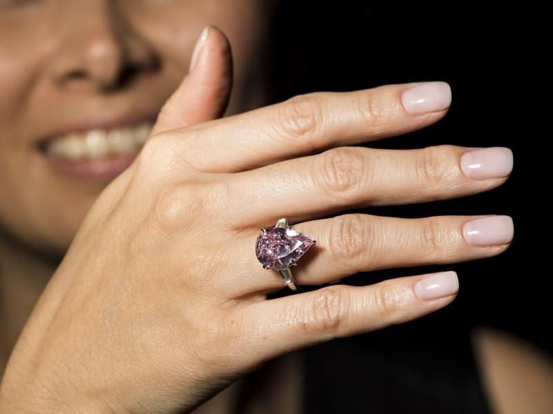 Der der rosafarbene Diamant am Finger eines Models. Foto: Jean-Christophe Bott