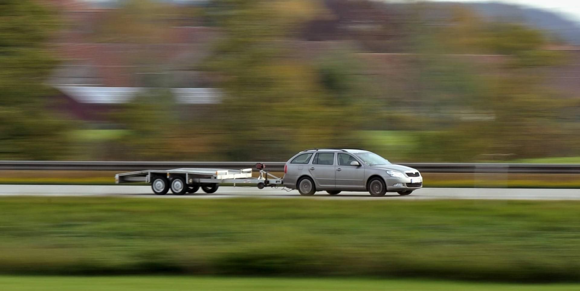 Ein Anhänger wurde in Altranstädt von einem Grundstück gestohlen und dann auf einem Parkplatz angeschlossen.