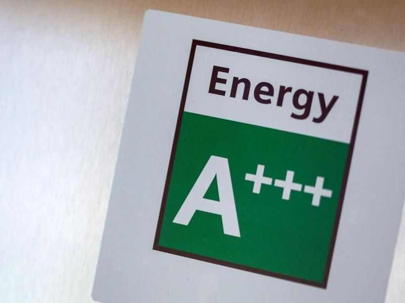 Energieeffizienz bedeutet, dass derselbe Nutzen mit weniger Ausgangsenergie erreicht wird. Ein Weg sind sparsame Geräte und eine bessere Dämmung von Gebäuden. Foto: Jens Büttner