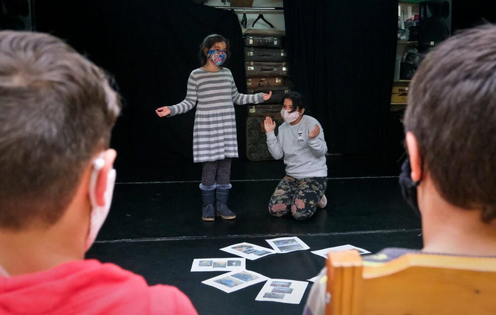 Theater als Rätselspiel: Was stellen Nehir (links) und Beritan pantomimisch da? Die Lösung: eine Laterne und eine Blume.
