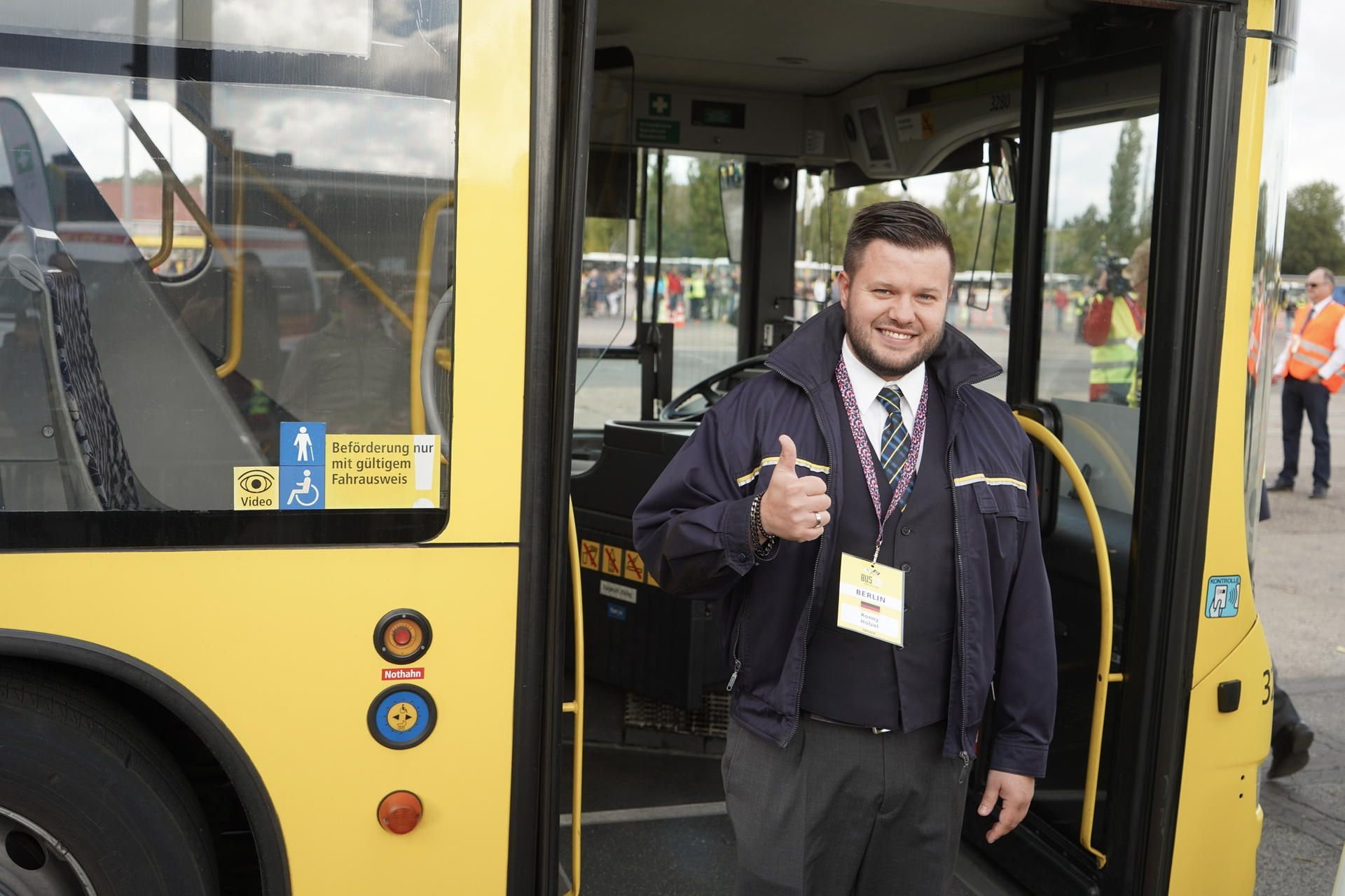 Ronny Hölzel, Busfahrer bei den Berliner Verkehrsbetrieben (BVG), nimmt an der Bus-EM auf dem Betriebshof in der Indira-Gandhi-Straße teil.