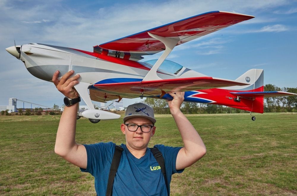 Mit diesem Doppeldecker-Modell, der „Miss Wind“ der Firma Sebart, ist Luca bei der Deutschen Jugendmeisterschaft gestartet.