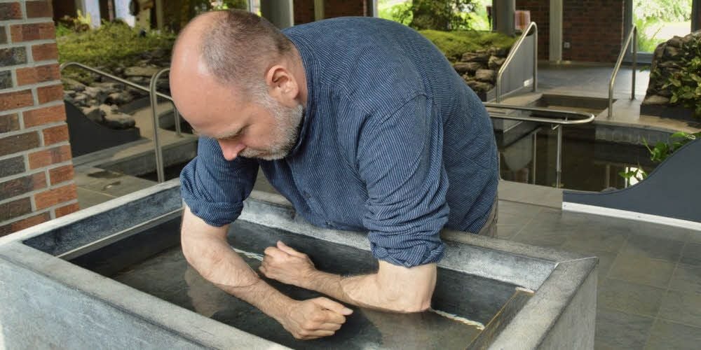 Alexander Hartmann zeigt eine typische Anwendung im Eisenmoorbad in Bad Schmiedeberg.