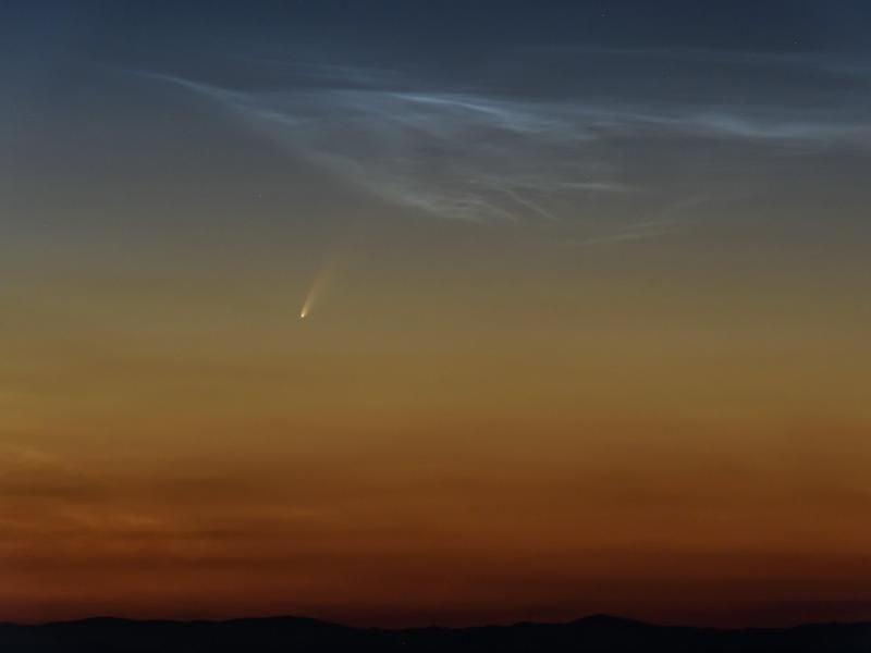 Der Komet Neowise (oder C/2020 F3) ist über Cered in Ungarn zu sehen. Foto: Peter Komka/MTI/dpa