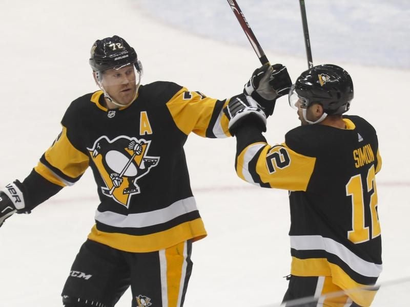 Die Penguins-Profis Dominik Simon (r) und Patric Hörnqvist durften jubeln. Foto: Keith Srakocic/AP/dpa