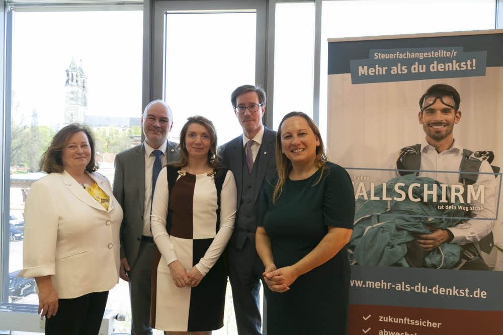 Hochschulpräsident Jörg Bagdahn (2.v. li.), Petra Sandner (Mitte) und Zümrüt Gülbay-Peischard (re.) haben die Kooperation mit Cornelia-Eva Lohse (li.) und Hilmar Speck (2.v.re.) von der Steuerberaterkammer besiegelt.