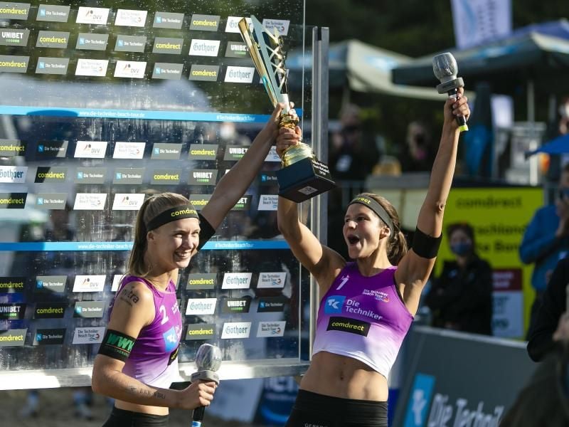 Sandra Ittlinger (l) und Chantal Laboureur (Münster/Friedrichshafen) jubeln nach ihrem Finalsieg bei den Deutschen Beachvolleyball-Meisterschaften. Foto: Frank Molter/dpa