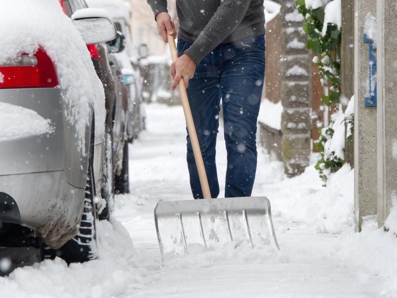 Gehwege sollen auch bei Schnee nutzbar sein. In vielen Gemeinden sind Eigentümer in der Pflicht. Foto: Tobias Hase/dpa-tmn