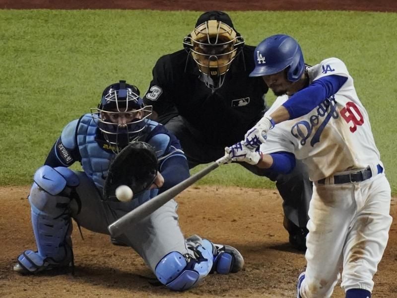 Mookie Betts (r) von den Los Angeles Dodgers in Aktion. Foto: Sue Ogrocki/AP/dpa