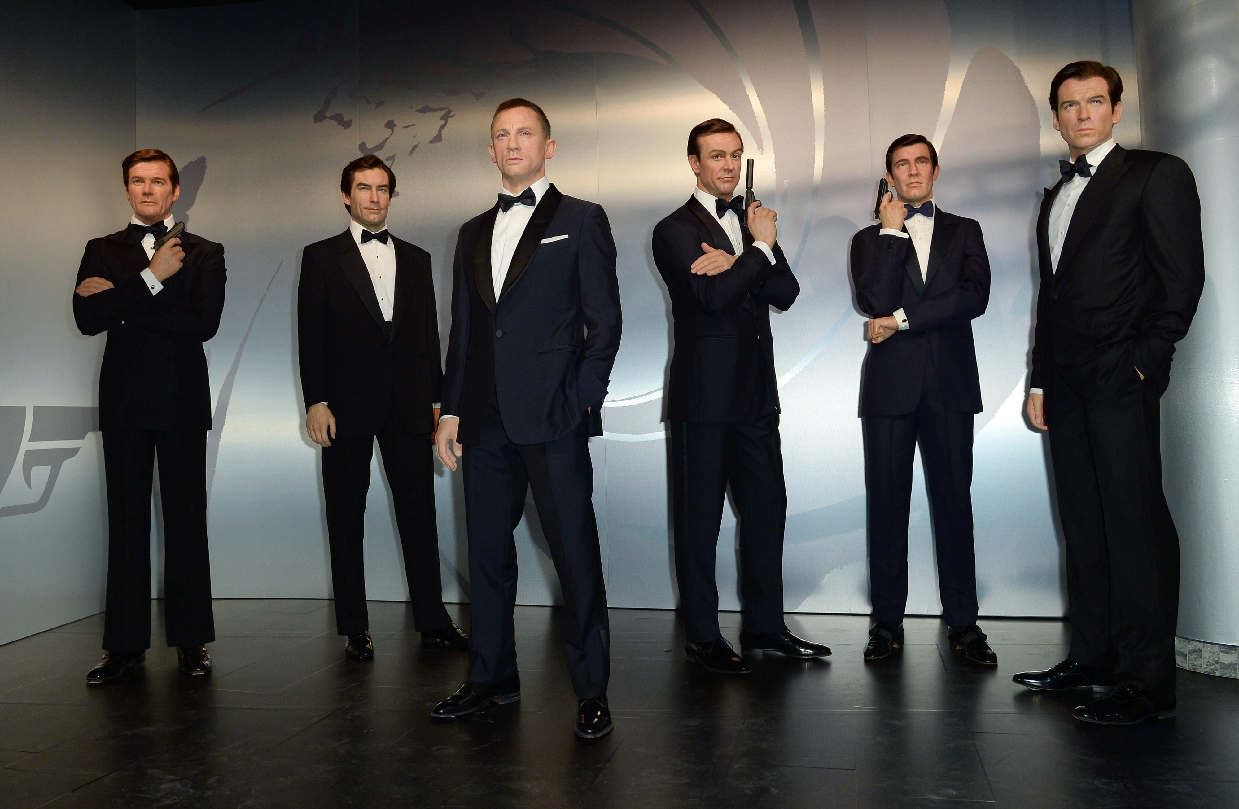 Die Wachsnachbildungen der Bond-Darsteller Roger Moore, Timothy Dalton, Daniel Craig, Sean Connery, George Lazenby und Pierce Brosnan (v.l.n.r.)