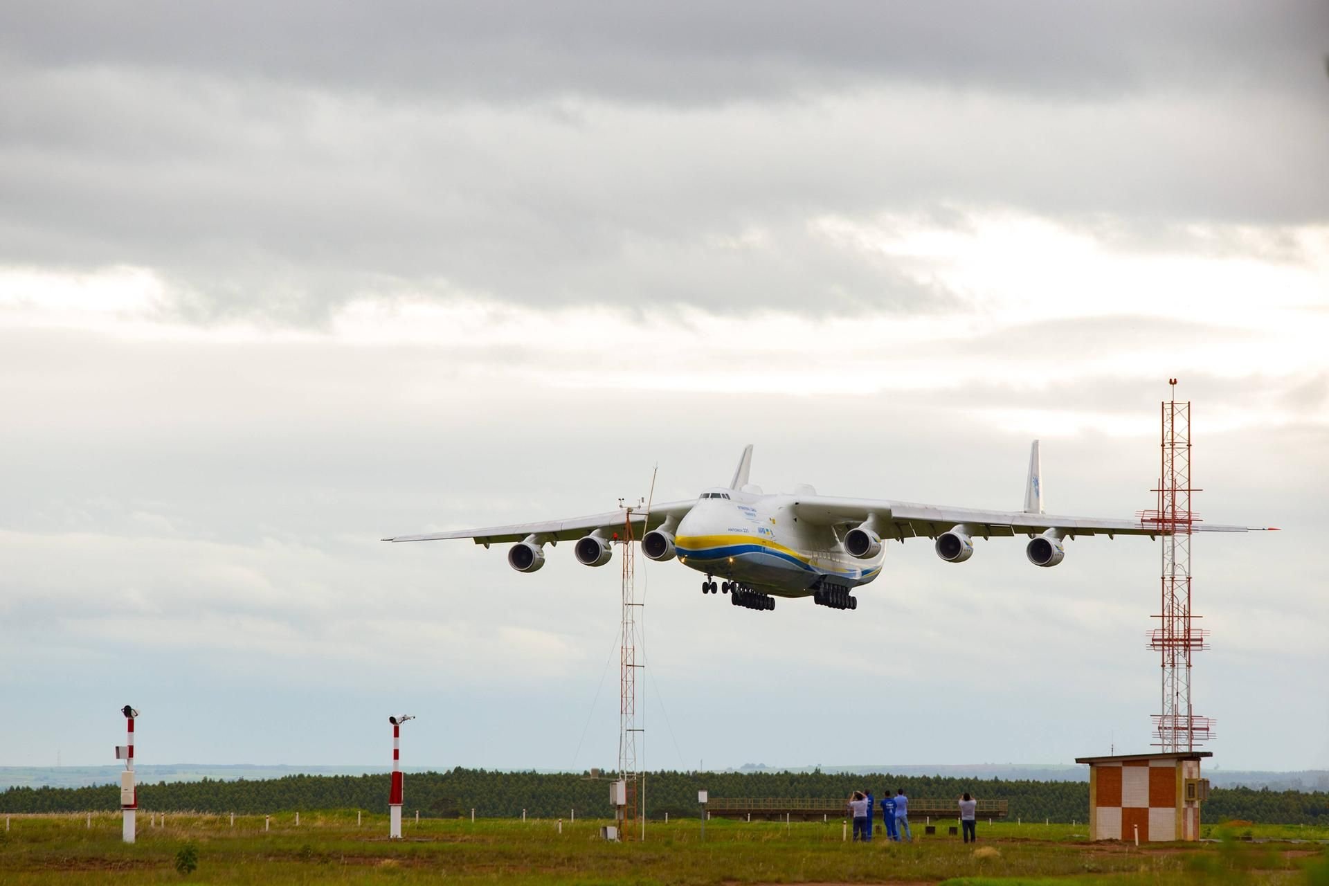 Imposante Flugmaschine: Das weltgrößte Frachtflugzeug, die Antonow 225, während eines Landeanflugs.