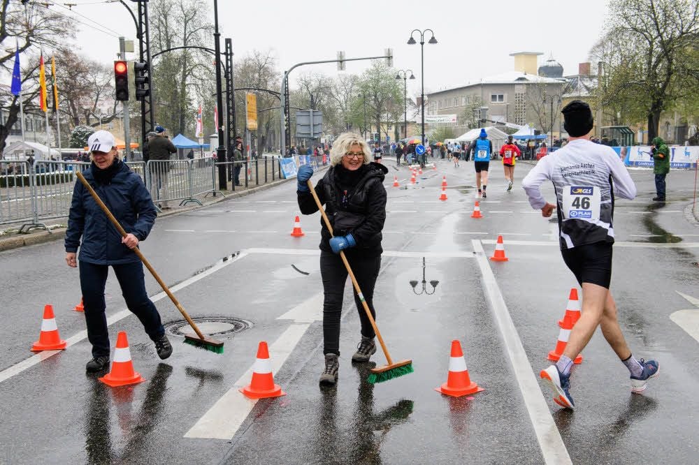 Gefährlicher Schneefall: Andrea Reber (l.) und Petra Zumpe sorgen beim 50. Internationalen Naumburger Straßengehen am Wendepunkt Theaterplatz für eine rutschfreie Zone.