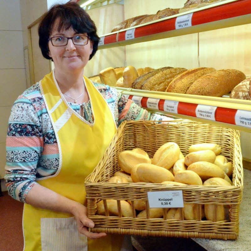 Betty Paulat aus Seehausen bedient die Kunden in der Seydaer Burgstraße 2. Die Bäckerei Kotte aus Mügeln hat dort am Montag eine Filiale eröffnet.