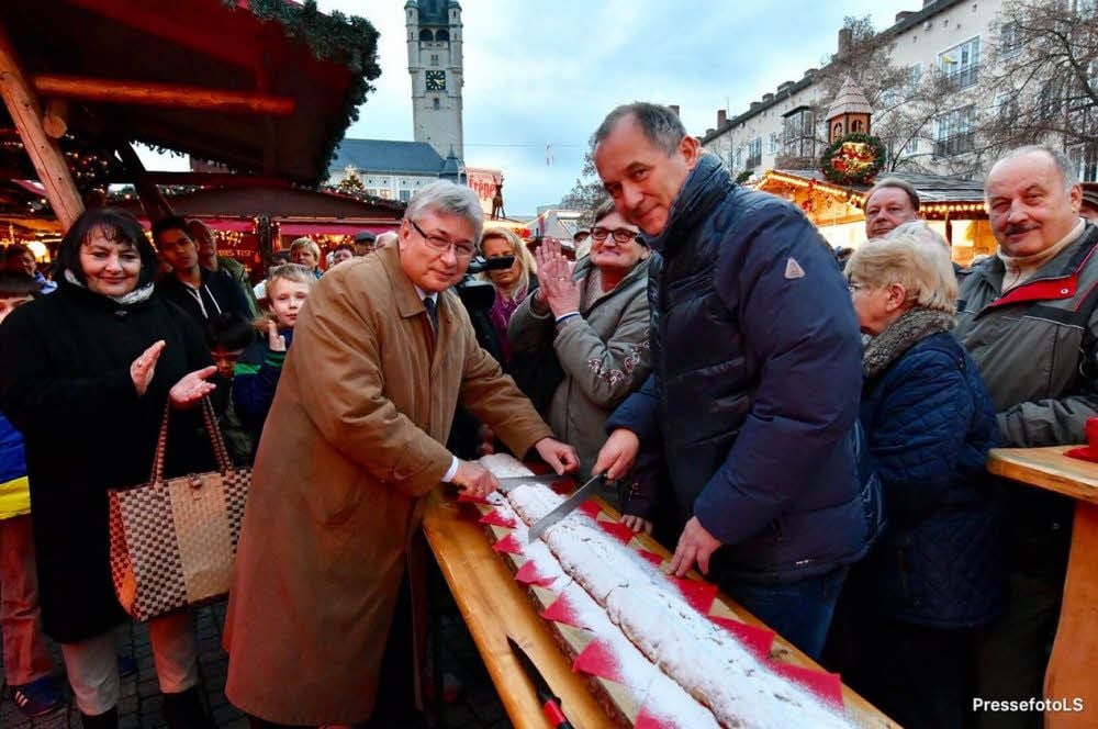 Oberbürgermeister Peter Kuras (li.) und Organisator Dirk Merkel (re.) beim Stollenanschnitt.