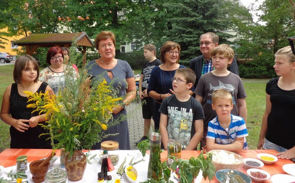 Die Kinder aus der Familienhilfe hatten Kräutertag. Sozialministerin Petra Grimm-Benne (SPD, 3. v. l.) gesellte sich dazu.