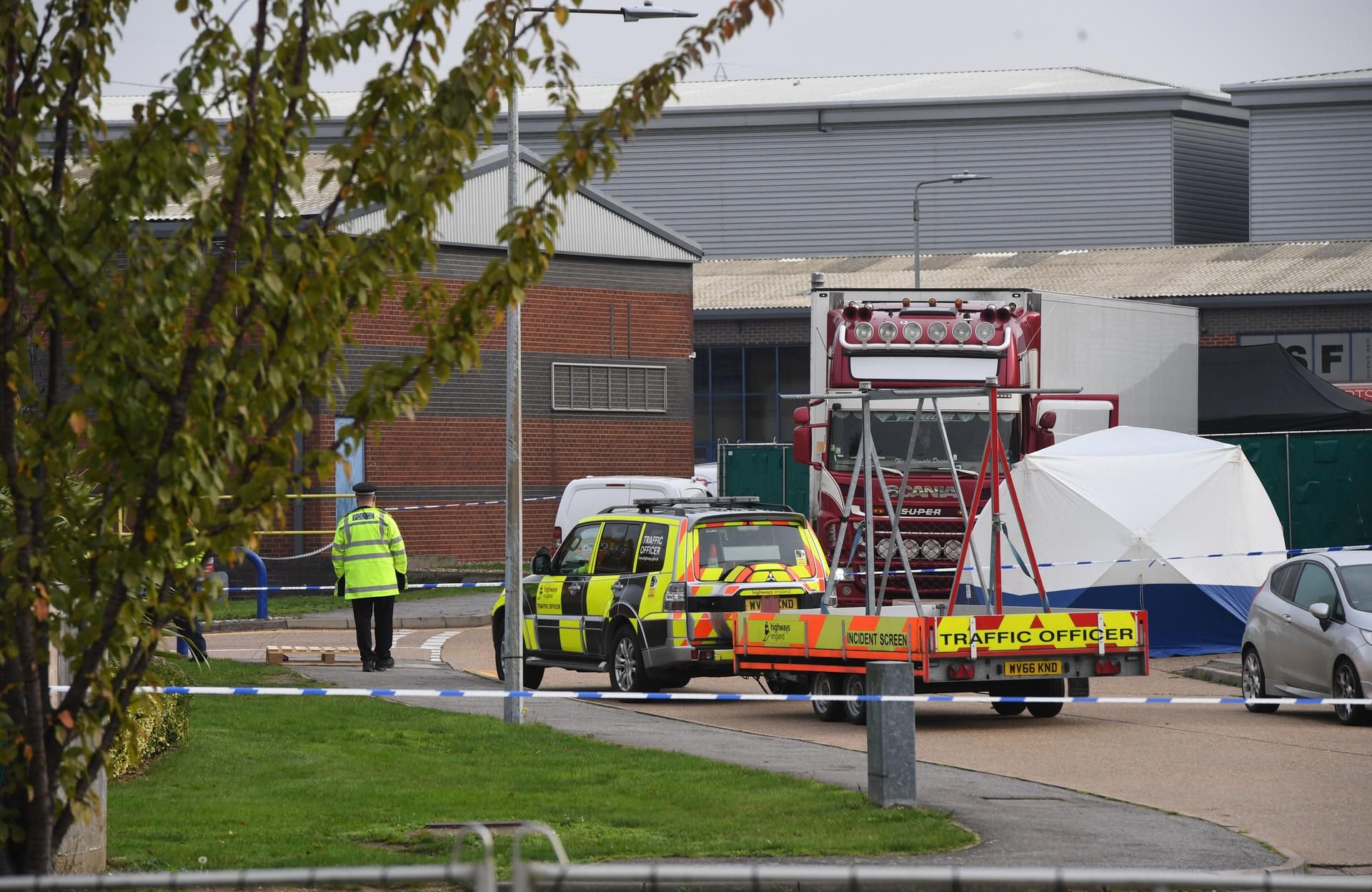 Polizisten arbeiten im Waterglade Industrial Park, in Essex, nachdem 39 Leichen in einem LKW-Container im Industriegebiet gefunden wurden.