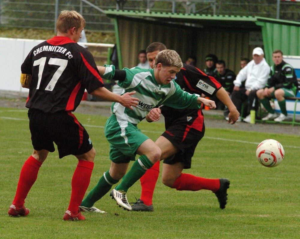 Das waren noch Zeiten! Benjamin Witt (Mi.) setzt sich in der Oberliga gegen zwei Jungprofis durch. Piesteritz siegt gegen Chemnitz II mit 2:0.