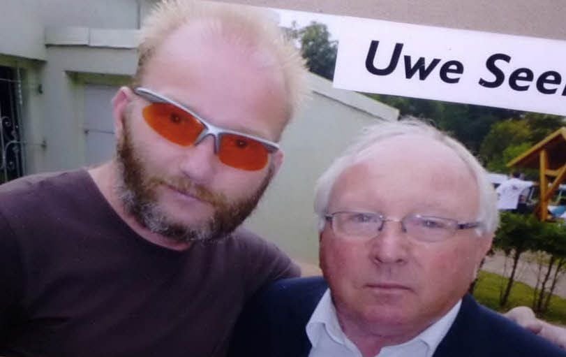 Das Foto zeigt Hans Hausmann (l.) mit Fußballlegende Uwe Seeler.