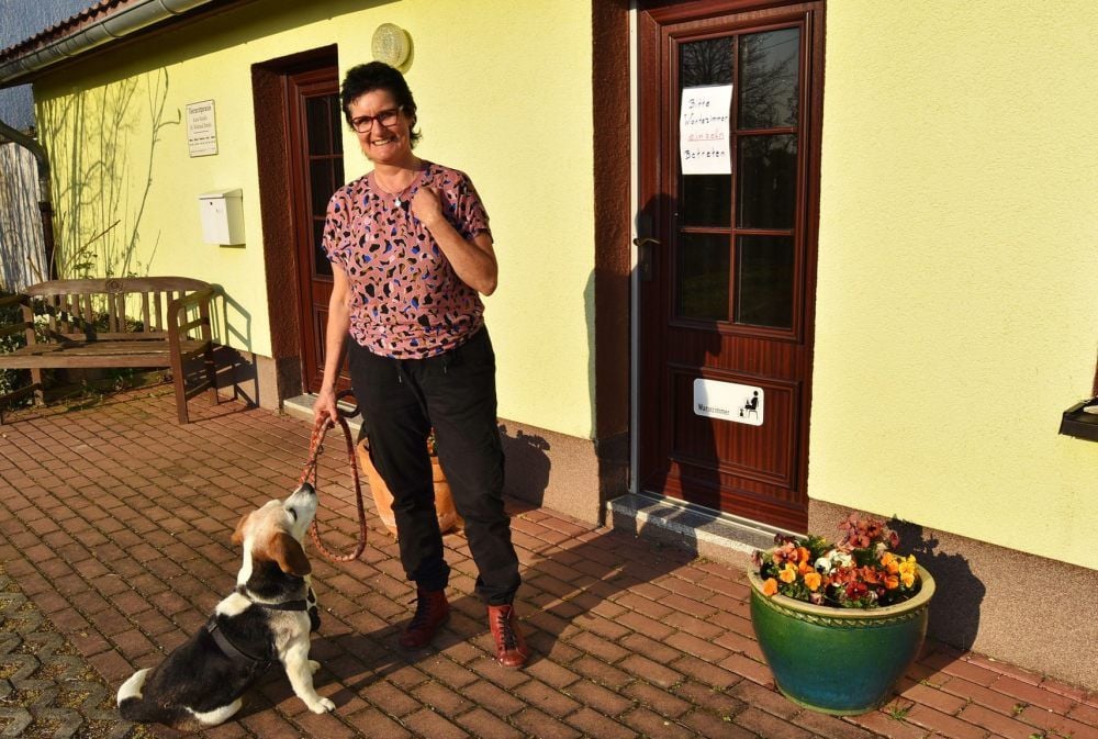 Tierärztin Karin Bendix vor ihrer Praxis mit ihrer vierbeinigen „Mitarbeiterin“, der Beaglehündin Bella.
