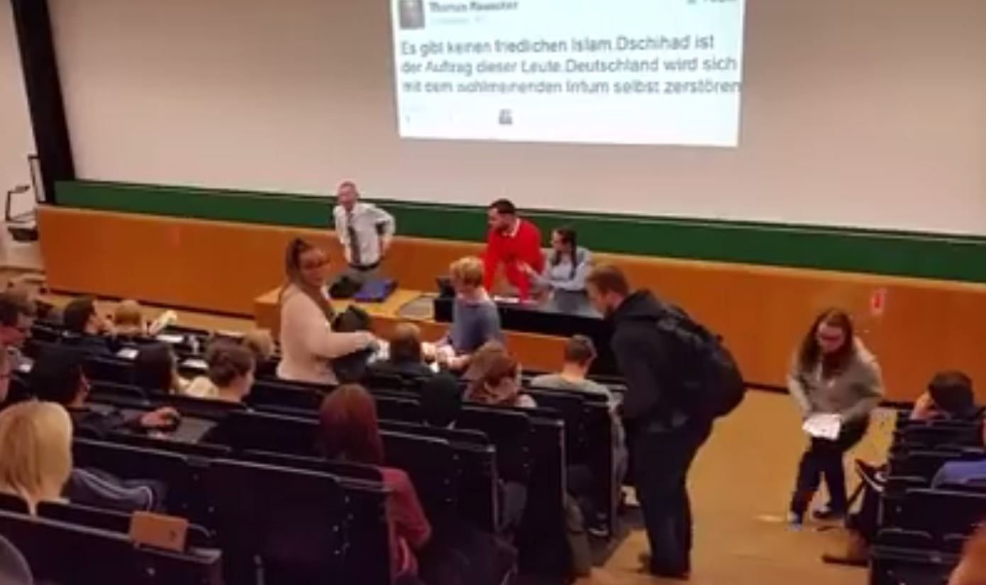 Vor einer Vorlesung im Hörsaal der Uni Leipzig: Professor Rauscher muss sich das Pult mit protestierenden Studenten teilen.