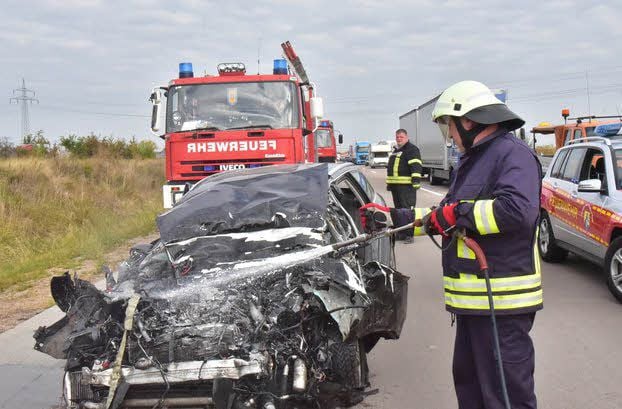 Der Audi ist mit hohem Tempo unter einen Schweinetransporter gefahren.