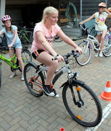 Sarah Hinkelmann fährt gleich über den Fahrradparcours.