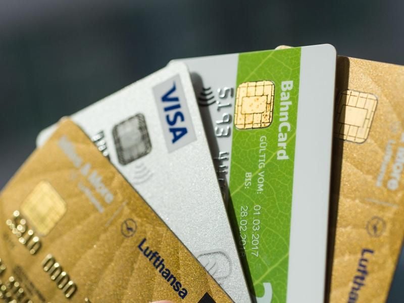 Kontaktloses Bezahlen funktioniert über den in der Karte integrierten Chip. Ein Bezahlvorgang muss aber aktiv ausgelöst werden und kann nicht aus Versehen passieren. Foto: Lino Mirgeler/dpa