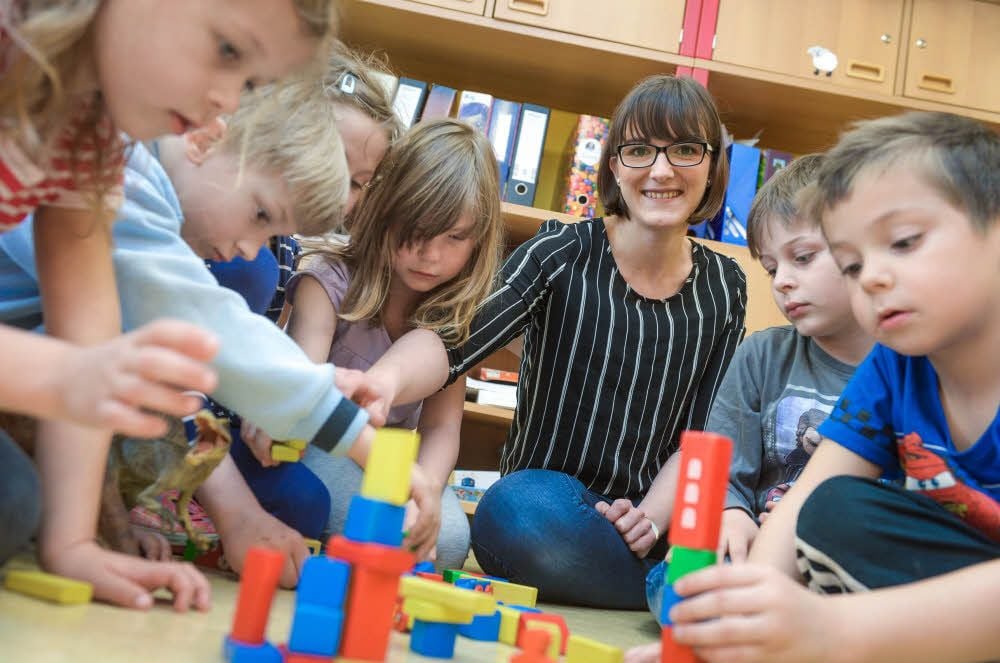 Sophie Schmidt spielt mit ihren Schützlingen in der Kindertagesstätte in Quellendorf.