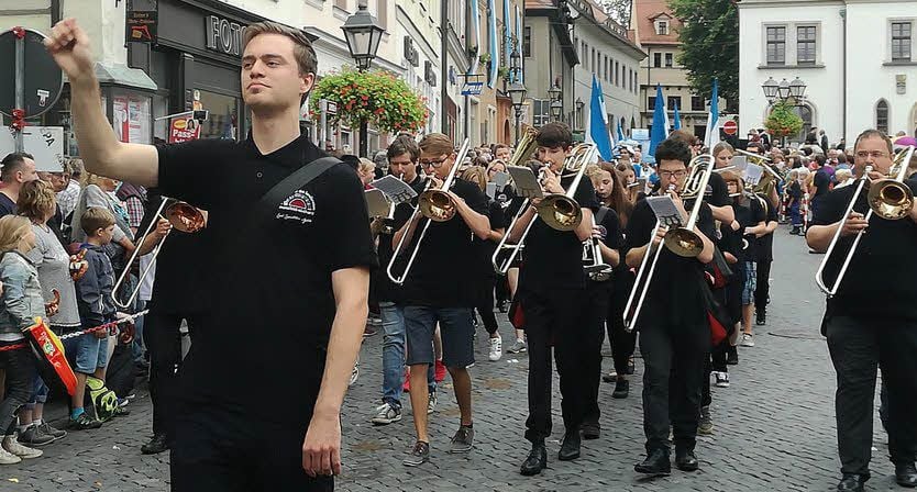 Das Jugendblasorchester der Musikschule beim Umzug in Eisleben