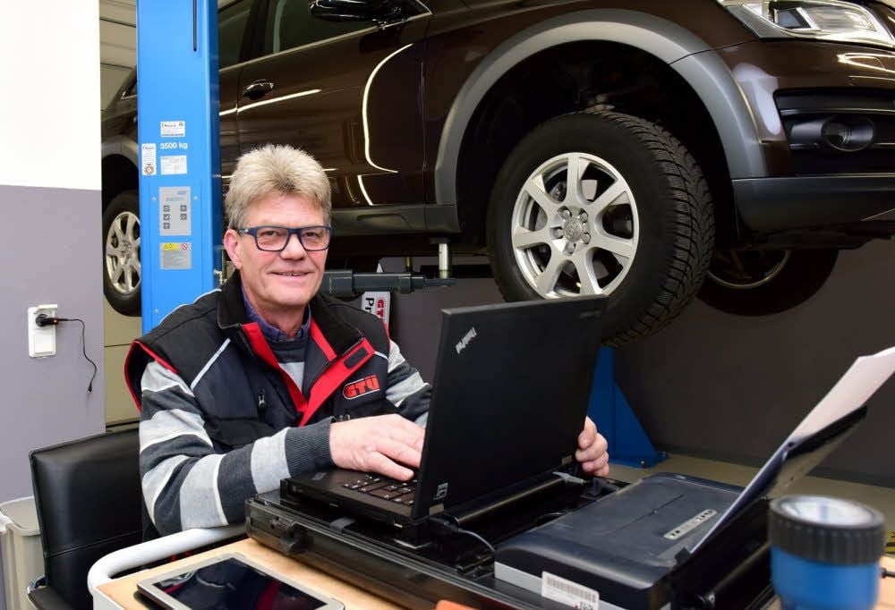 Uwe Pilz war viele Jahre als mobiler Kfz-Prüfer in der Region unterwegs. Jetzt hat er eine feste Prüfstelle in Hettstedt eröffnet.
