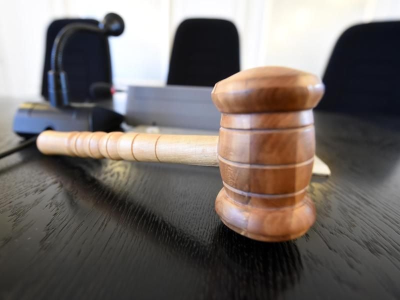 Arbeitnehmer können nach einem Urteil des Bundesarbeitsgerichts keine Festanstellung verlangen, wenn ihr Arbeitgeber seine Zulassung als Arbeitsverleiher verschweigt. Foto: Uli Deck/Symbolbild