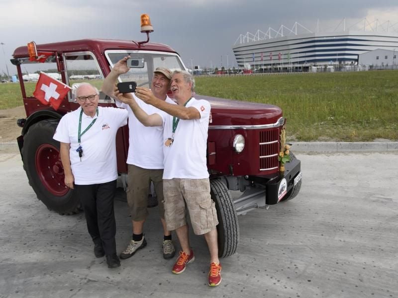 Rund 1800 Kilometer haben die drei Schweizer Fußballfans mit ihrem 60-Jahre alten Traktor zurückgelegt, um in Kaliningrad dabei zu sein. Foto: Laurent Gillieron/KEYSTONE