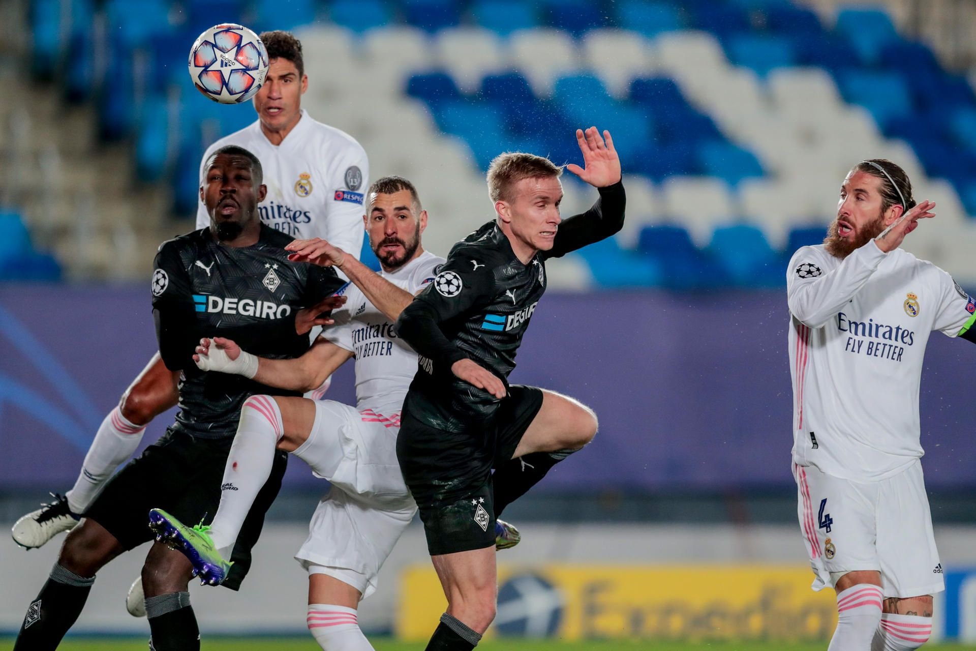 Alfredo-Di-Stefano-Stadion. Real Madrid's Karim Benzema (M.) wetteifert um den Ball neben Real Madrid's Raphael Varane (2.v.l.) und Sergio Ramos (r) gegen Mönchengladbach's Marcus Thuram (l).