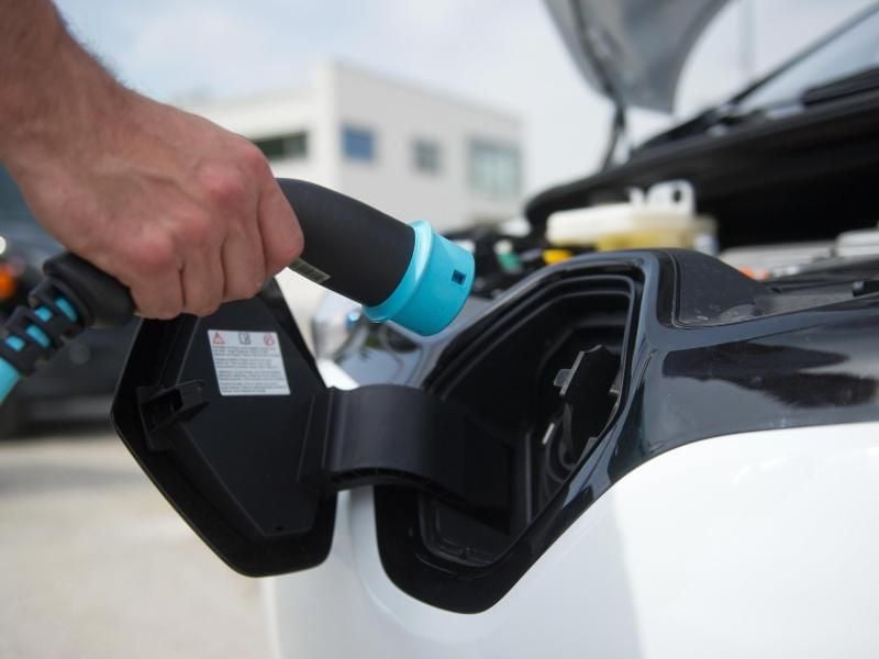 Strom und Förderung zapfen: Der Umweltbonus für E-Autos wurde erhöht und die Antragstellung vereinfacht. Foto: Tobias Hase/dpa-tmn